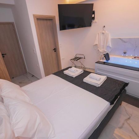 Zeos Finest Jacuzzi Suite Athens Exterior photo