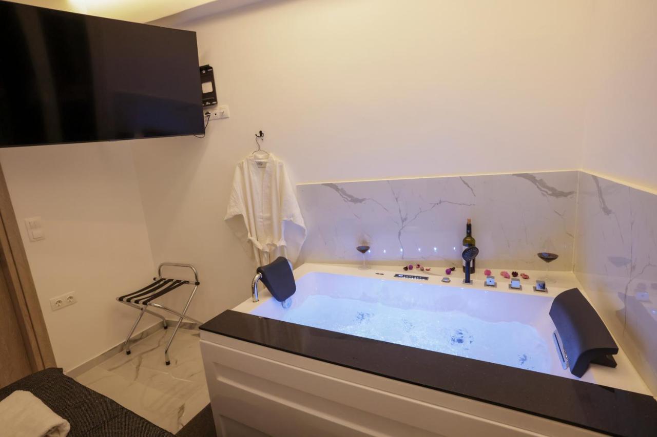Zeos Finest Jacuzzi Suite Athens Exterior photo