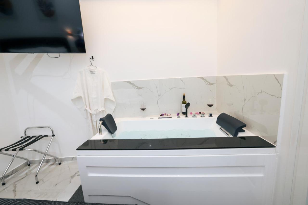 Zeos Finest Jacuzzi Suite Athens Exterior photo