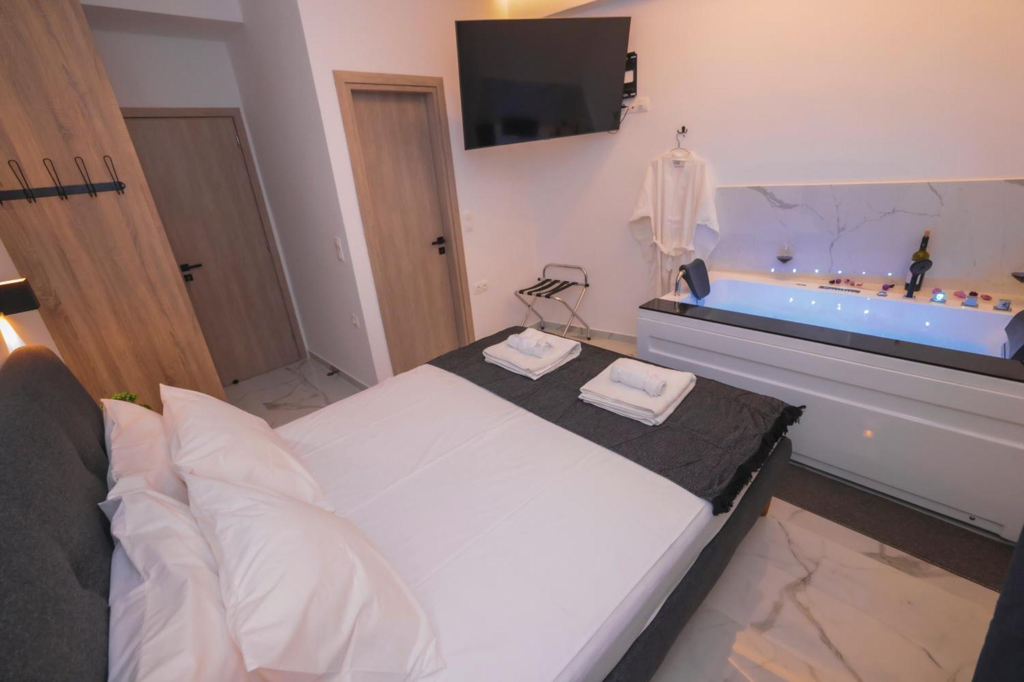 Zeos Finest Jacuzzi Suite Athens Exterior photo